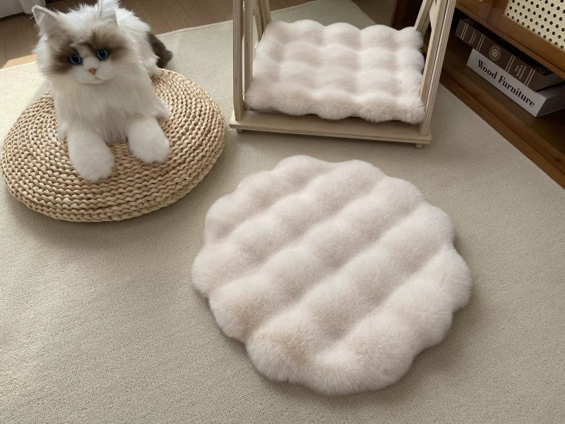 Beige Plush Round Cat Mat - Soft Faux Fur Sleeping Pad (40cm Diameter) — image 2