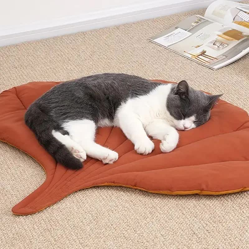 Leaf-Shaped Pet Sleeping Mat – Soft Felt Fabric, Machine Washable — image 5