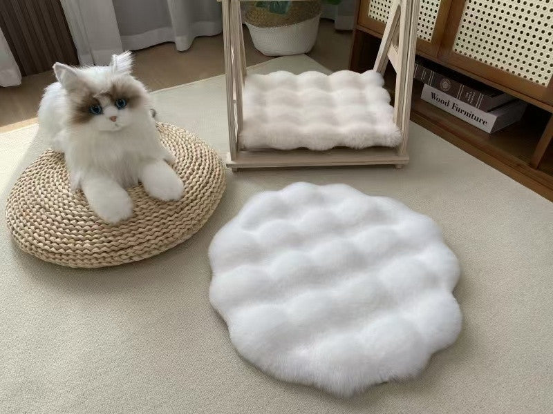 White Plush Round Cat Mat - Soft Faux Fur Sleeping Pad (40cm Diameter) — image 2